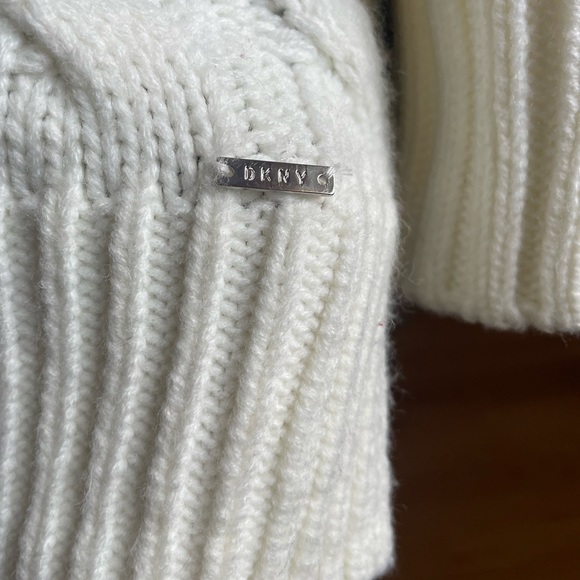 DKNY brand turtleneck like new - Picture 3 of 4